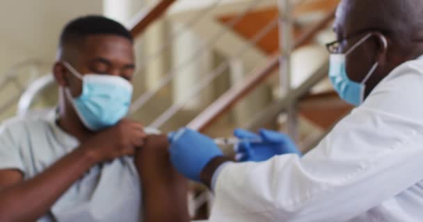 Médecin Afro Américain Senior Qui Donne Vaccin Covid Patient Masculin — Video