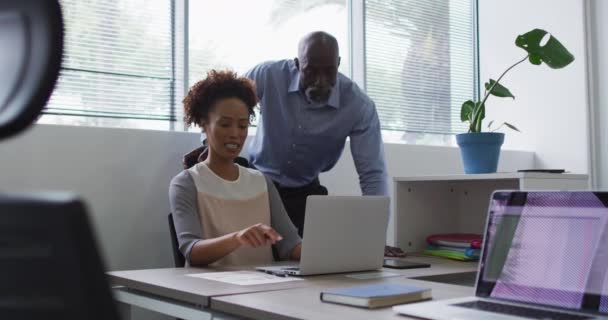 Diverso Hombre Negocios Mujer Negocios Hablando Mujer Usando Ordenador Portátil — Vídeos de Stock