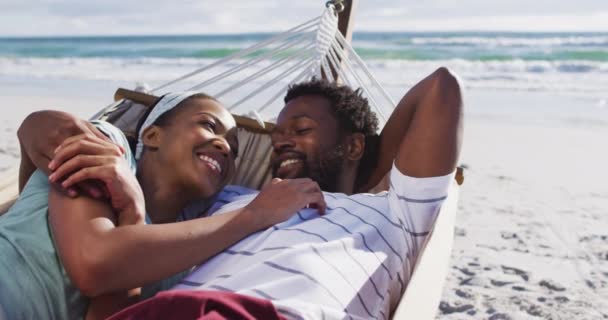Afrykańska Amerykańska Para Leżąca Razem Hamaku Plaży Podróż Romantyczny Wakacje — Wideo stockowe