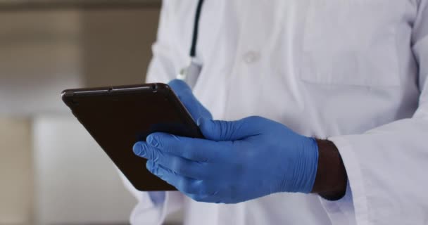 Médico Afroamericano Senior Masculino Con Bata Blanca Usando Tableta Digital — Vídeo de stock