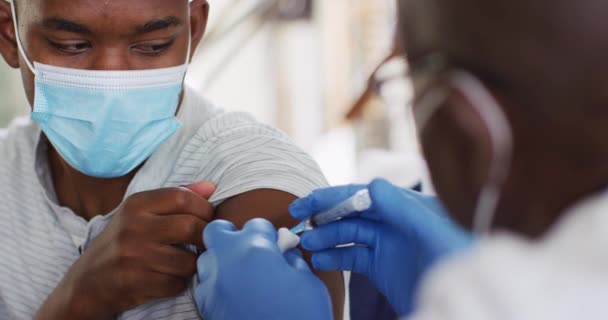 Médecin Afro Américain Senior Qui Donne Vaccin Covid Patient Masculin — Video