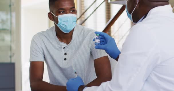 Médecin Afro Américain Senior Qui Donne Vaccin Covid Patient Masculin — Video