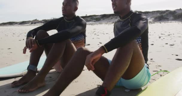 Glückliche Afrikanisch Amerikanische Teenager Zwillingsbrüder Sitzen Surfbrettern Strand Und Unterhalten — Stockvideo