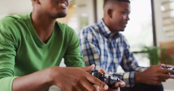 Dois Irmãos Afro Americanos Sentados Num Sofá Jogar Videojogos Saudável — Vídeo de Stock