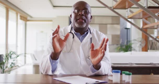 Médico Masculino Sénior Afroamericano Haciendo Consulta Por Videollamada Telemedicina Atención — Vídeo de stock