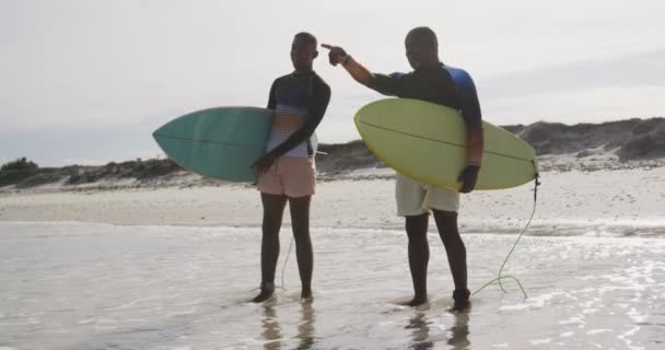 Padre Afroamericano Hijo Adolescente Pie Una Playa Sosteniendo Tablas Surf — Vídeos de Stock