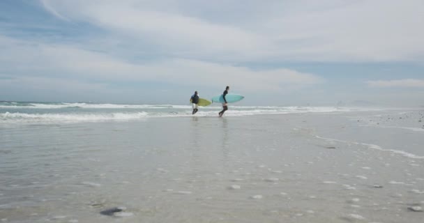 Afrikansk Amerikansk Far Tenåringssønn Som Går Strand Holder Surfebrett Snakker – stockvideo