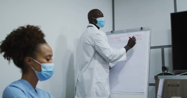 Afroamericano Medico Maschile Maschera Facciale Dando Presentazione Medico Femminile Razza — Video Stock