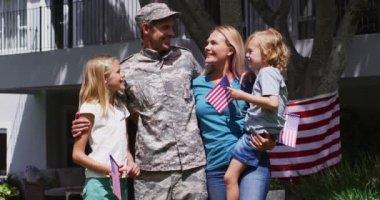 Üniformalı beyaz asker portresi ve bahçede gülümseyen ailesi. Usta asker eve dönüş konsepti