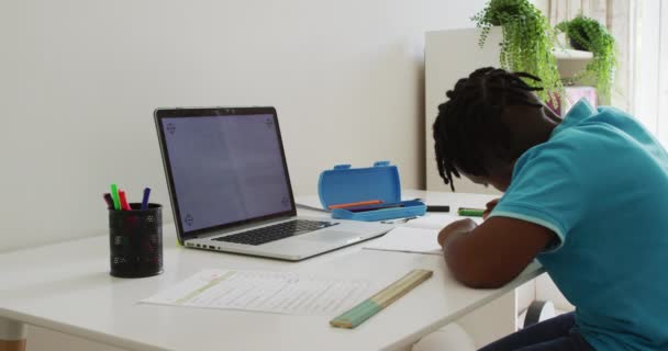 Αφρο Αμερικάνος Που Διαβάζει Στο Λάπτοπ Φωτοτυπίες Στο Σπίτι Μακρινή — Αρχείο Βίντεο