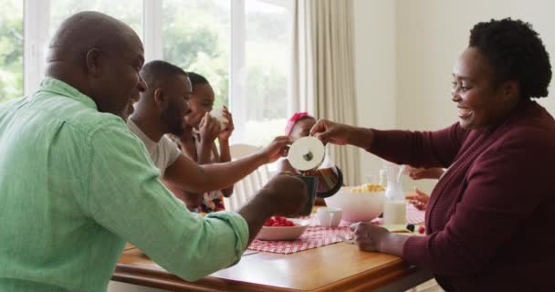 三代非洲裔美国家庭一起在家里吃早餐 团聚和幸福的概念 — 图库视频影像