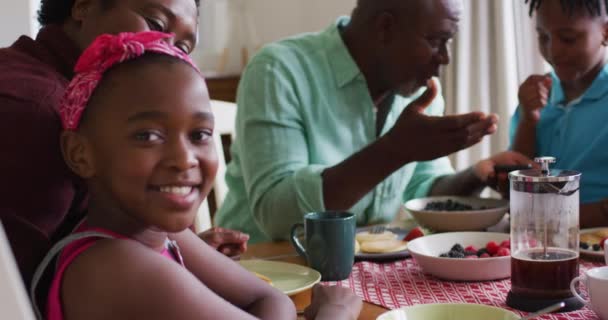 与家人一起在家里吃早餐时 非洲裔美国女孩面带微笑的画像 团聚和幸福的概念 — 图库视频影像