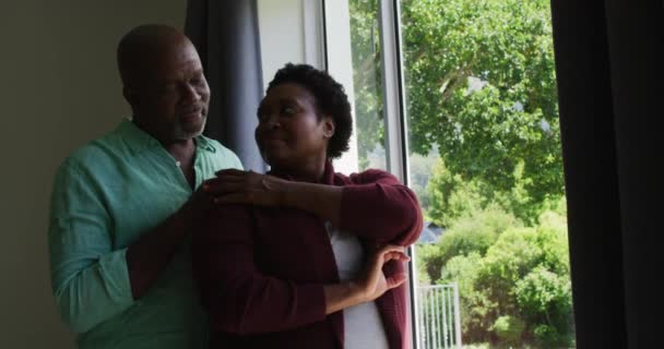 Африканская Старшая Пара Обнимает Друг Друга Глядя Окно Дома Пенсионных — стоковое видео