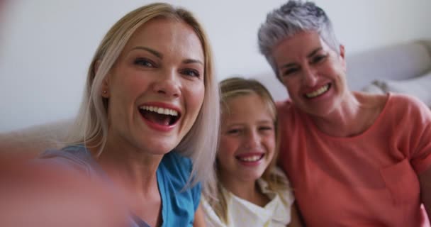 Beyaz Bir Büyükanne Bir Anne Kız Evde Akıllı Telefondan Bir — Stok video