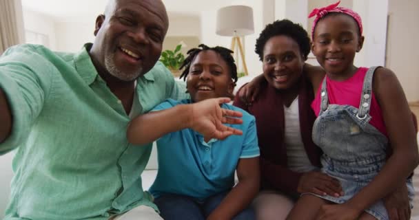 非裔美国人的祖父母和孙子孙女一边在家里用智能手机拍戏一边挥手 团聚和幸福的概念 — 图库视频影像