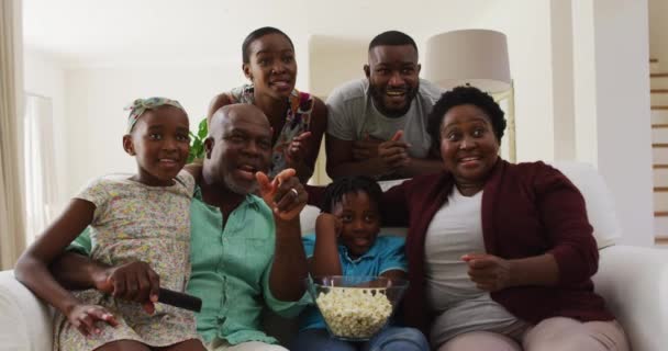 Drie Generatie Afrikaans Amerikaanse Familie Juichen Samen Terwijl Thuis Kijken — Stockvideo