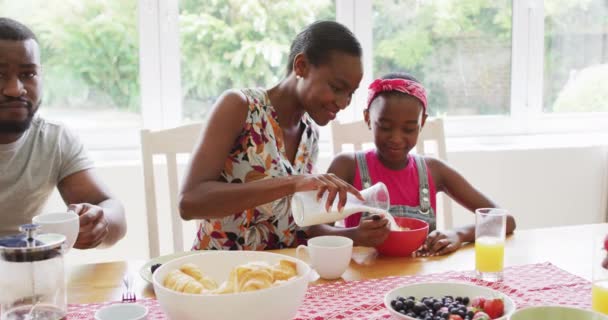 Afrikansk Amerikansk Mor Häller Mjölk Dotterns Flingskål Hemma Familj Samhörighet — Stockvideo