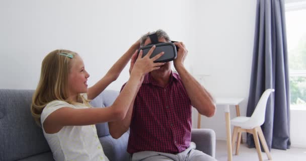 Nieta Caucásica Ayudando Abuelo Usar Auriculares Casa Concepto Familia Unión — Vídeos de Stock