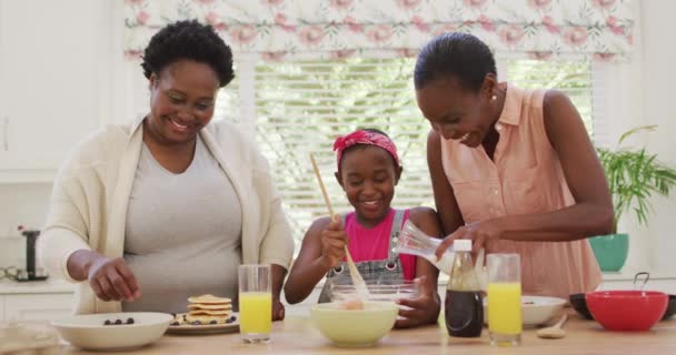 Nonna Afroamericana Madre Figlia Preparano Cena Cucina Casa Famiglia Convivenza — Video Stock