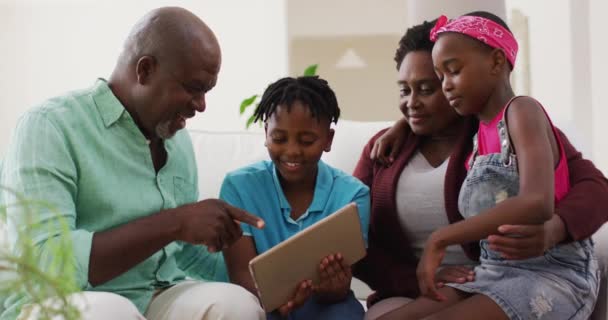 Afrikanska Amerikanska Morföräldrar Och Barnbarn Använder Digitala Surfplattor Hemma Familj — Stockvideo