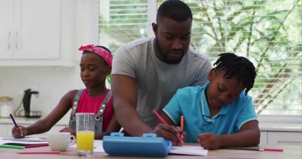 Padre Afroamericano Aiutare Suo Figlio Con Compiti Casa Famiglia Convivenza — Video Stock