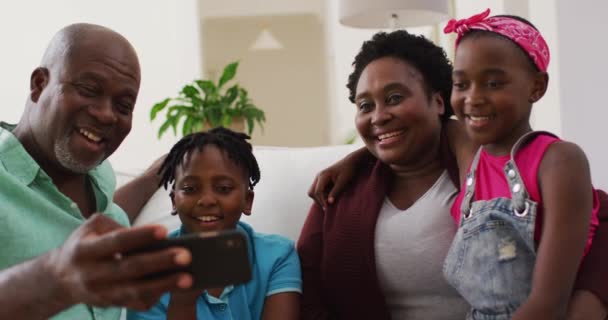 Abuelos Nietos Afroamericanos Tomando Una Selfie Desde Teléfono Inteligente Casa — Vídeos de Stock