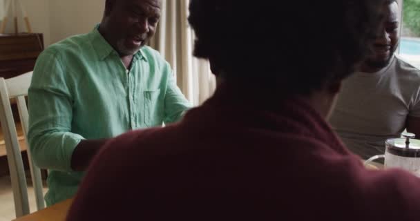 Drie Generatie Afrikaans Amerikaanse Familie Die Samen Ontbijten Thuis Familie — Stockvideo