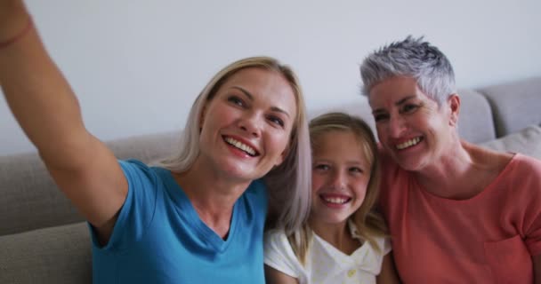 Abuela Madre Hija Caucásicas Sonriendo Mientras Toman Una Selfie Con — Vídeos de Stock