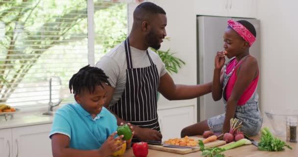 Afrika Kökenli Amerikalı Bir Baba Çocuklarını Evdeki Mutfakta Kucaklıyor Aile — Stok video