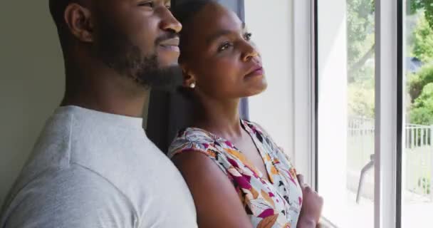 Африканская Американская Пара Разговаривает Друг Другом Глядя Окно Дома Концепция — стоковое видео