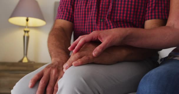 Sección Media Pareja Ancianos Caucásicos Tomados Mano Casa Retiro Pareja — Vídeo de stock