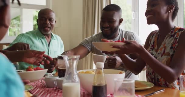 Drie Generatie Afrikaans Amerikaanse Familie Die Samen Ontbijten Thuis Familie — Stockvideo