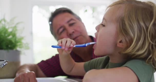 Vit Farfar Hjälper Sitt Barnbarn Att Borsta Tänderna Hemma Familj — Stockvideo