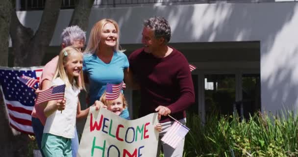 庭で家族を抱きしめる制服を着た白人軍人 退役軍人が故郷のコンセプトに戻る — ストック動画