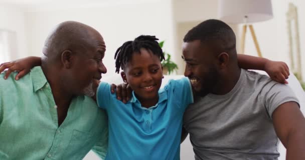 Retrato Del Abuelo Afroamericano Padre Hijo Sonriendo Juntos Casa Concepto — Vídeo de stock