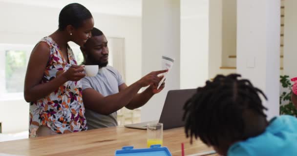 アフリカ系アメリカ人の夫婦が金融を計算し 自宅でコンピュータを使う 幸福の概念は — ストック動画