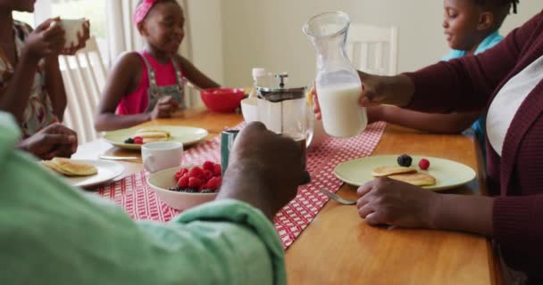 Tre Generationer Afrikansk Amerikansk Familj Äter Frukost Hemma Familj Samhörighet — Stockvideo