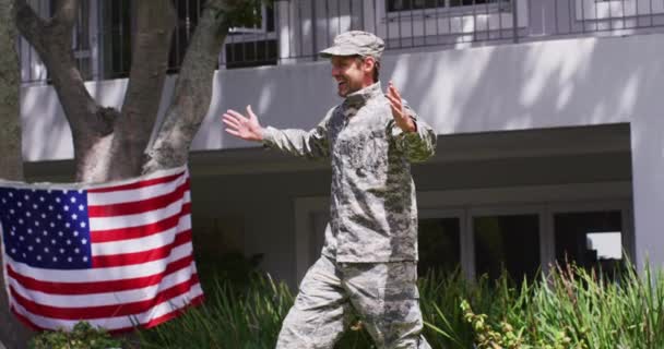 Hijo Caucásico Abrazando Padre Militar Uniforme Jardín Veterano Soldado Regresando — Vídeos de Stock