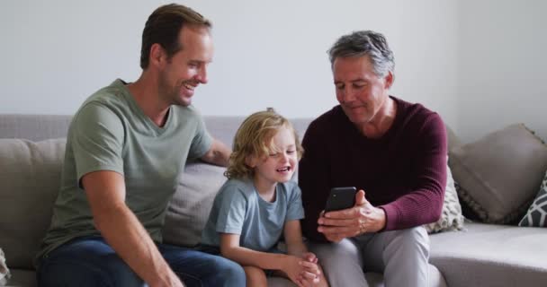 Abuelo Padre Hijo Caucásicos Sonriendo Mientras Usan Teléfonos Inteligentes Juntos — Vídeos de Stock