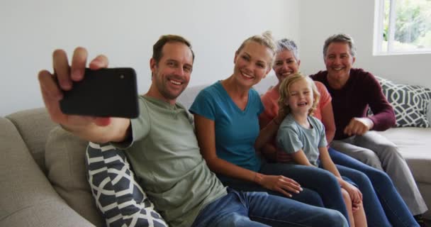 Família Caucasiana Três Gerações Tirando Uma Selfie Junto Com Smartphone — Vídeo de Stock