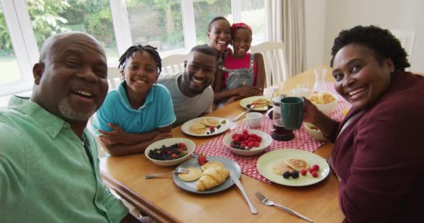 아프리카 미국인 가족은 집에서 식사를 하면서 셀카를 먹었습니다 모이고 행복하게 — 비디오