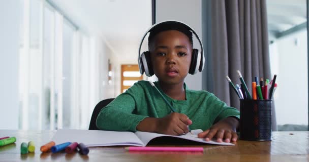 Портрет Африканского Американского Мальчика Машущего Рукой Делающего Домашнее Задание Глядя — стоковое видео