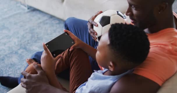 Αφροαμερικανός Πατέρας Και Γιος Χρησιμοποιούν Smartphone Χώρο Αντιγραφής Ενώ Κάθονται — Αρχείο Βίντεο