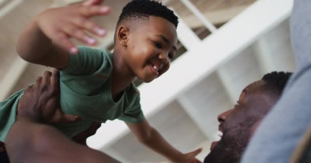 Pai Filho Afro Americanos Brincando Juntos Sofá Casa Família Pai — Vídeo de Stock