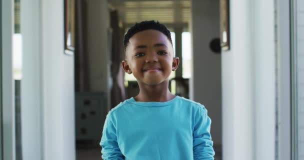 アフリカ系アメリカ人の少年が笑顔で家に立っている姿 — ストック動画
