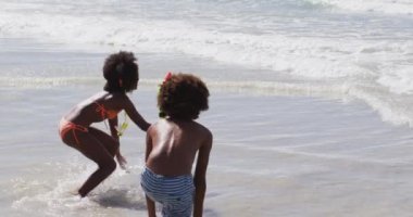 Sahilde oynayan Afrikalı Amerikalı çocuklar dalgıç gözlüğü takıyor. sağlıklı açık hava eğlence zamanı deniz kenarında.