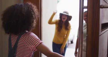 Bir grup mutlu bayan arkadaş kucaklaşıyorlar. Bayan arkadaşlar birlikte vakit geçiriyorlar.