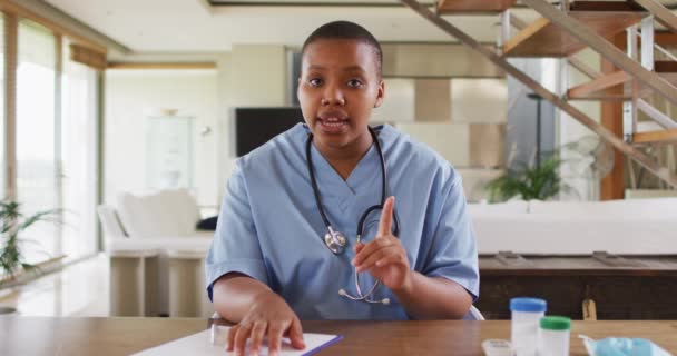 Doctora Afroamericana Haciendo Gestos Apuntando Documento Durante Consulta Videollamada Telemedicina — Vídeo de stock
