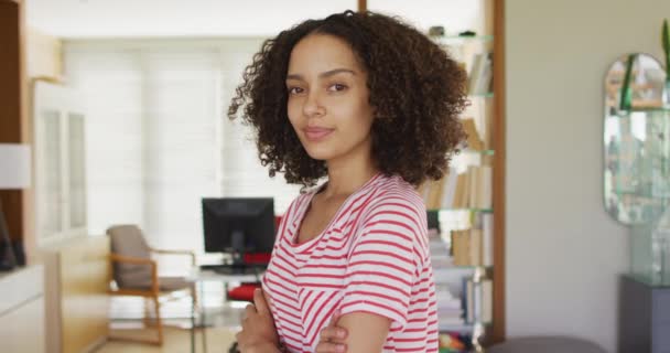 Retrato Una Mujer Afroamericana Mirando Cámara Sonriendo Permanecer Casa Aislado — Vídeos de Stock