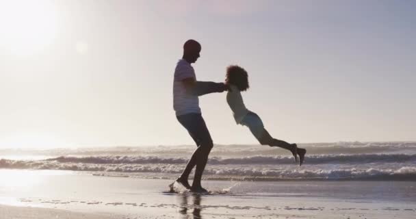 Africký Americký Otec Jeho Dcera Hrají Pláži Zdravý Venkovní Volný — Stock video